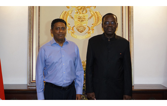 Le Premier Ambassadeur de la République Centrafricaine auprès des Seychelles, son Excellence Monsieur Andre Nzapayeke a présenté ses lettres de créance au Président Danny Faure à State House.