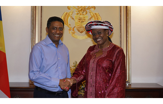 L'Ambassadeur du Burkina Faso auprès des Seychelles, S.E. Madame Salamata Sawadogo Tapsoba, a présenté ses lettres de créance au Président Danny Faure, à State House.