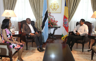 President Danny Faure welcomed the President of the Republic of Botswana, Mr Mokgweetsi Masisi, and the First Lady of Botswana, Mrs Neo Masisi, at State House.