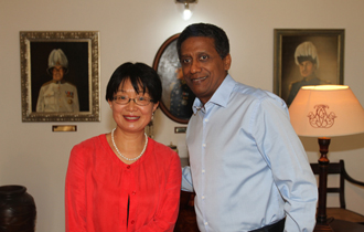 L’Ambassadeur de la République Populaire de Chine aux Seychelles, son Excellence Madame Yu Jinsong, a rendu, au terme de bons et riches services rendus à la coopération sino-seychelloise, une visite d’adieu au Président Danny Faure, à State House.