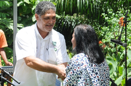 Président Michel félicite Joe Samy pour sa décoration Président Michel félicite Joe Samy pour sa décoration