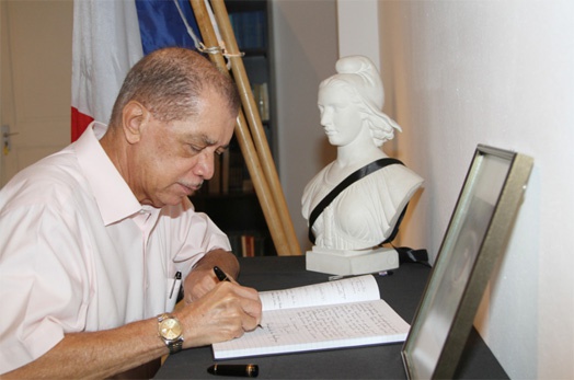 Le Président Michel a signé le registre de condoléances à l’Ambassade de France Le Président Michel a signé le registre de condoléances à l’Ambassade de France
