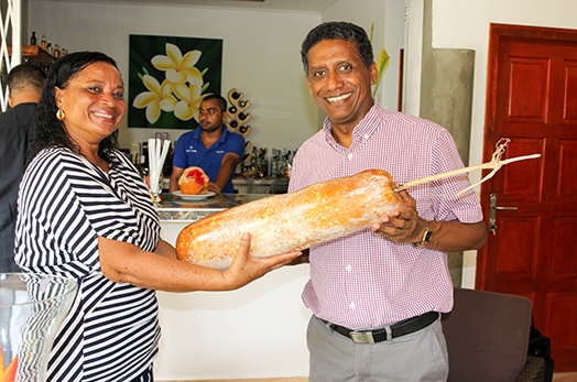 President Faure meets citizens on La Digue President Faure meets citizens on La Digue