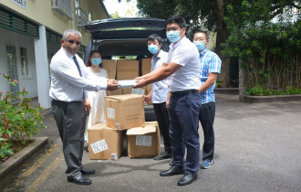 President Ramkalawan accepts donation from Chinese businesses amidst of the fight against COVID-19