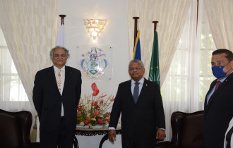 Le Président Ramkalawan reçoit le Secrétaire général de la COI