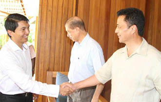 Malagasy rivals' handshake